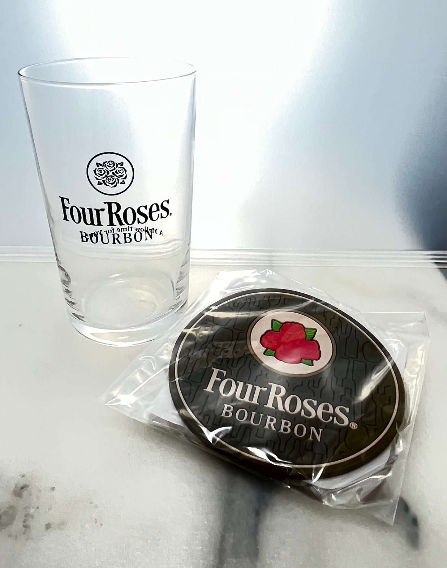 フォアローゼス ブラック 〈オリジナルグラス、ラバーコースター付〉 700ml【アメリカンウイスキー】